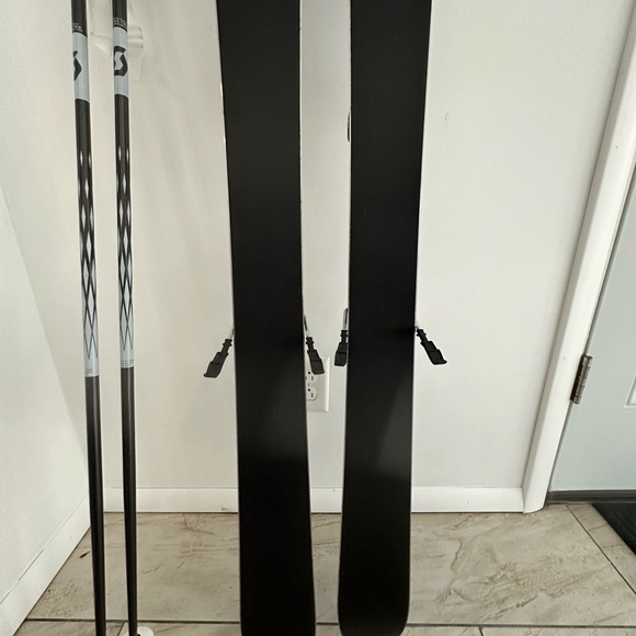 Top NOTCH Womans ski set up!! practically new bought jan2024!! Max 28hrs of use - Picture 13 of 16
